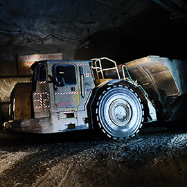 vehículo OTR trabajando en minería subterránea