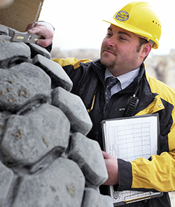 Experten für Geländereifen von Goodyear, die einen Reifen prüfen