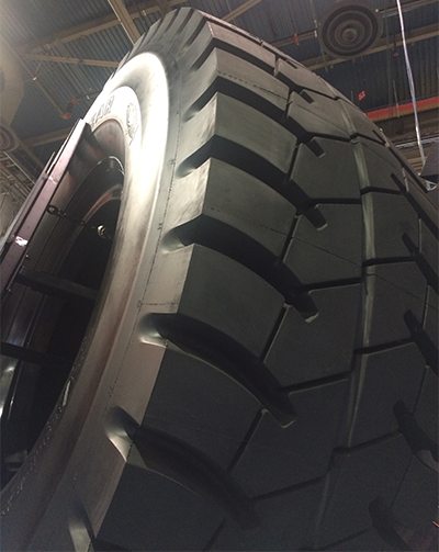 63-calowa wersja opony OTR RM-4B+ Goodyear