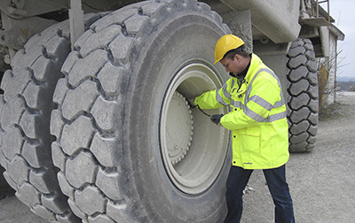 Experți Goodyear OTR evaluând starea anvelopei